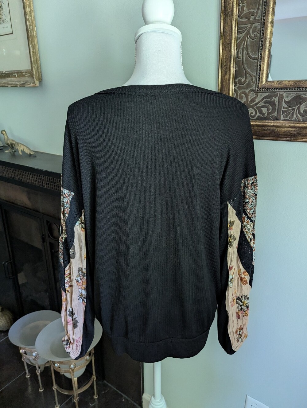 Gimmicks Women's Small Black Ribbed V-Neck Top Lace Detail Floral Sleeves - Picture 4 of 9